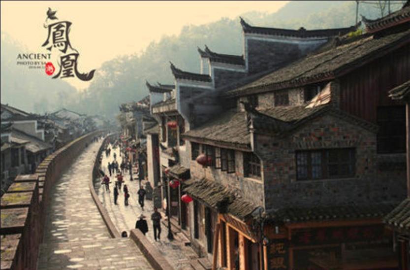 女生假装路人,给弟弟惊喜,弟弟看到姐姐后激动落泪
